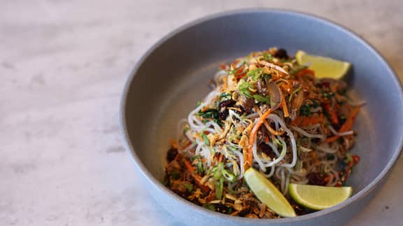 Salade Japchae, bœuf, patate douce, canneberges, coriandre et sésame