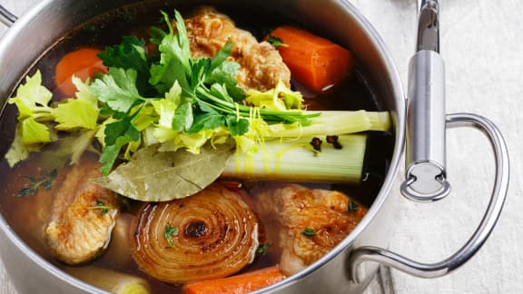 L'emballage de 2 poulets entiers est en spécial, profitez-en pour réaliser cette recette réconfortante!