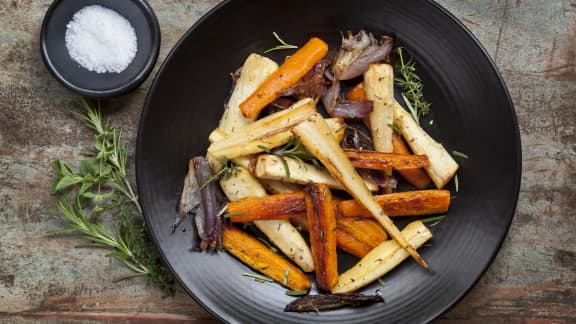 Poêlée de carottes nantaises et panais rôtis au thym, canneberge au vinaigre de vin rouge et graines de citrouilles