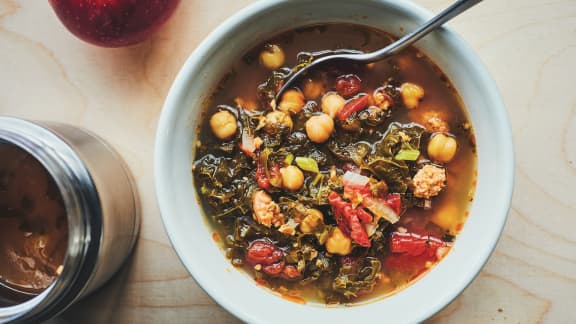 Soupe italienne au kale et à la saucisse