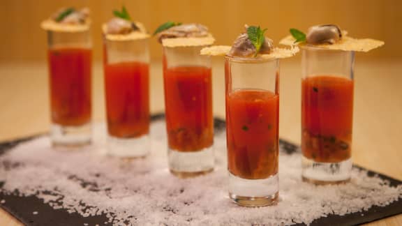 Bloody Caesar en shooter avec huîtres marinées