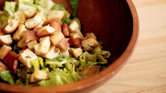 Préparer la VRAIE salade César en 4 étapes faciles