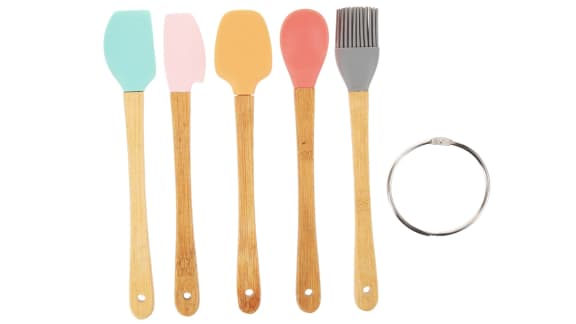 10 accessoires pratiques pour cuisiner avec vos enfants