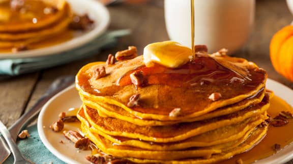 Petit déjeuner décadent pour les enfants : pancakes et en