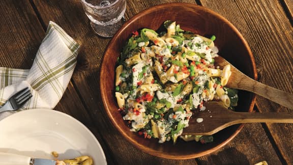 Lundi : Salade de pâtes courtes, de petit pois et de roquette, crème aux fines herbes