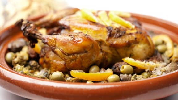 Tajine de poulet aux citrons confits et aux olives vertes