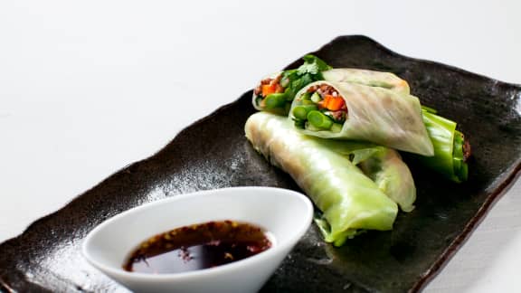 Rouleaux de chou vert aux légumes printaniers