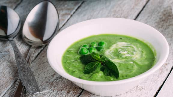 Velouté de pois verts à la menthe et au yogourt gras