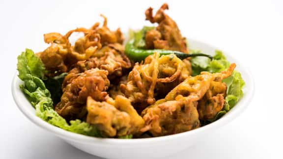 Bhajis aux pois chiches à la betterave et à l'oignon rouge