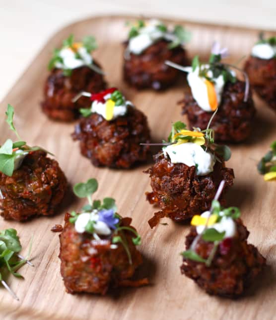Petits beignets de poireaux, sauce à la crème sure