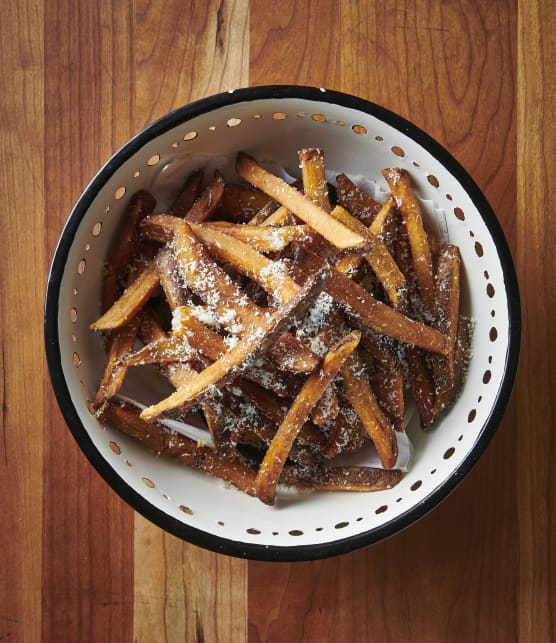 Les meilleures frites au sel de citron et au fromage Romano