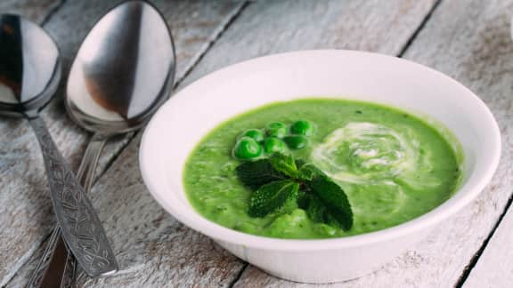 Velouté de pois verts à la menthe et au yogourt gras