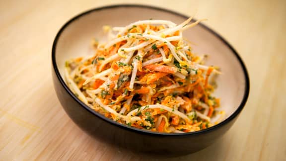 Salade de fèves germées et de carottes râpées