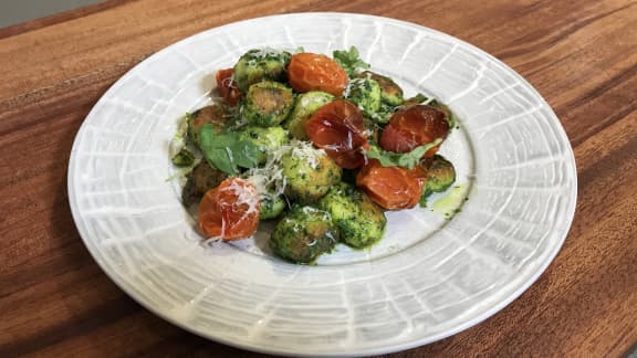 Gnudis maison, tomates rôties et basilic