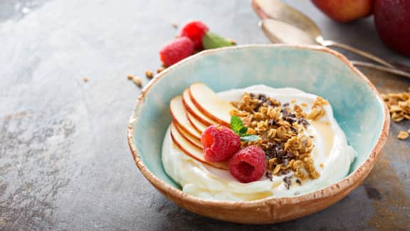 Parfait aux fruits, yogourt et granola maison aux épices