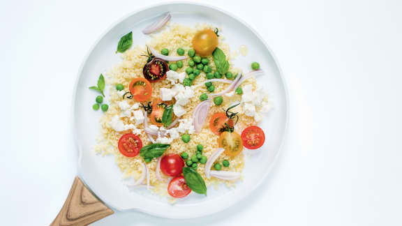 Couscous aux petits pois, tomates cerises, basilic et feta