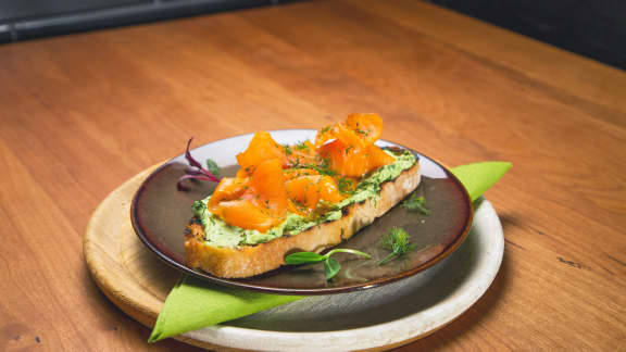 Toast grillée à l’avocat, saumon fumé et aneth