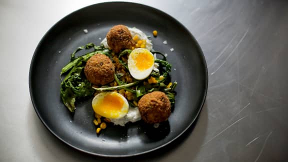 Falafels et yogourt pressé aux herbes