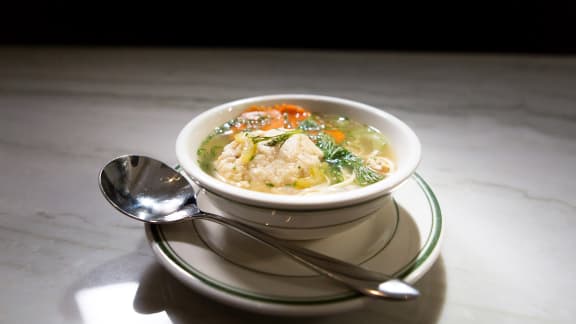 Soupe au poulet avec « matzah balls »