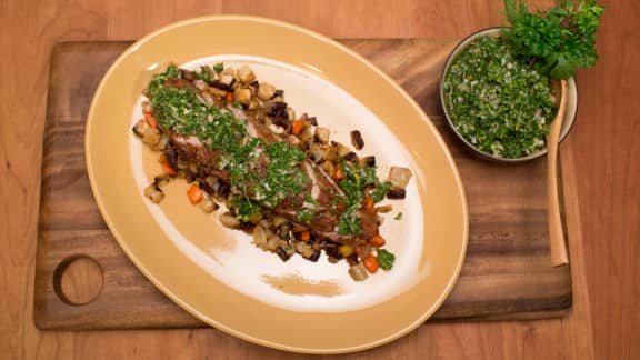 Filet de porc rôti au thym, ragoût de légumes racines et chimichurri