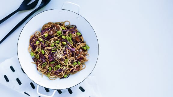 Nouilles soba au chou rouge et aux champignons café