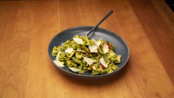 Farfalles au poulet, pesto maison et tomates cerises