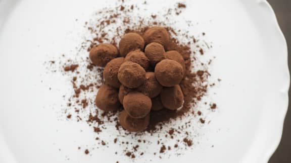 Truffes au chocolat noir et jus de baies d’argousier