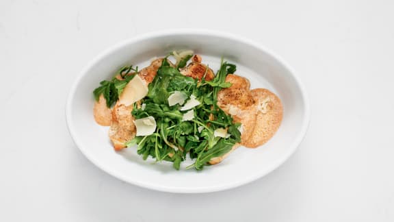 Escalopes de poulet, sauce rosée, roquette et parmesan