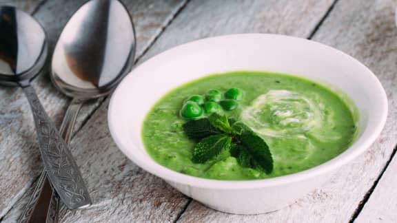 Velouté de pois verts à la menthe et au yogourt