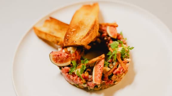 Tartare de veau aux figues et anchois