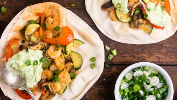 Pitas aux crevettes et légumes cajun & sauce à l’avocat et lime au Air Fryer