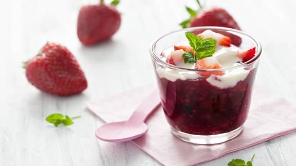 Verrine fraises-rhubarbe et crème de cassis