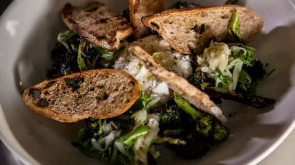 Ricotta de bufflonne, brocoli grillé et en coleslaw, petits croûtons