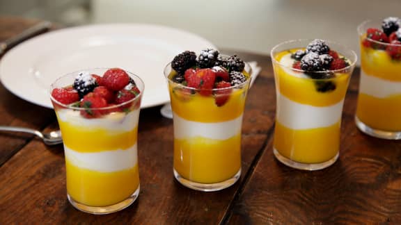Pouding santé à la mangue et aux petits fruits macérés