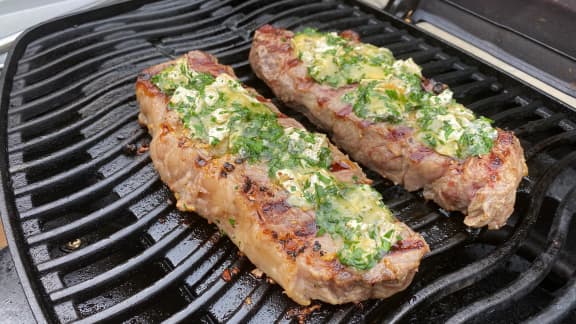 Steak grillé à la moutarde et fromage bleu