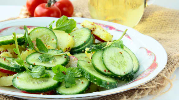 Salade de concombre et de pommes au cari