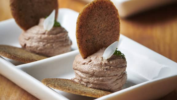 Mousse de foie de volaille et tuiles de sarrasin