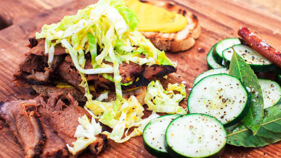 Smoked meat au whisky et à l'érable, salade de chou et cornichons