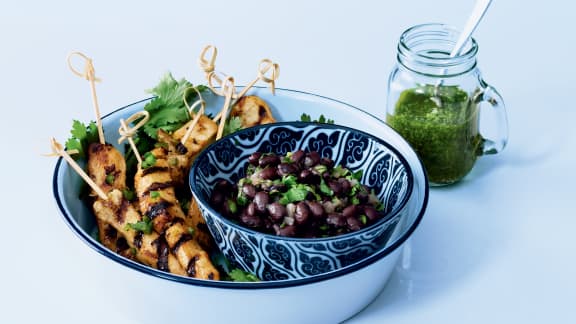 Brochettes de poulet, salsa verde et haricots noirs « frijoles »