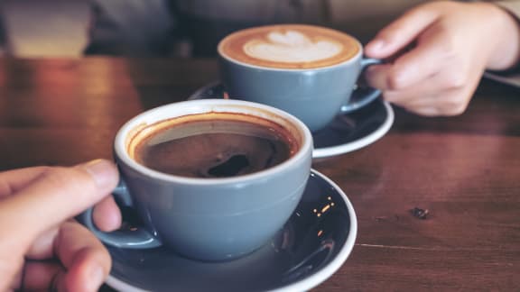 4 choses à éviter de manger et boire en soirée