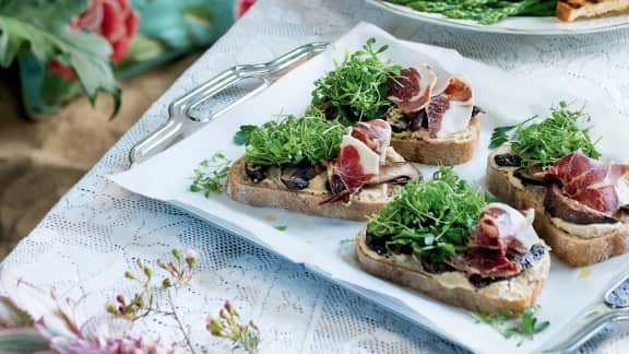 Sandwich ouvert aux champignons et au jambon ibérique