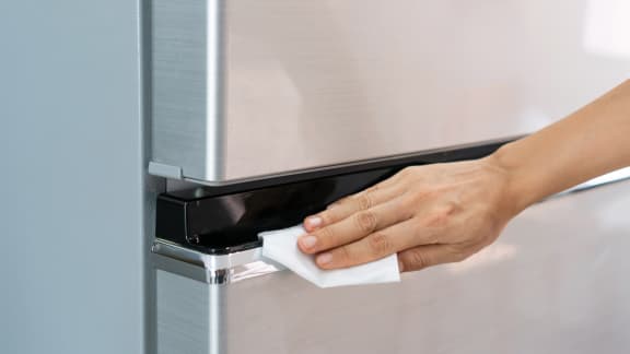 Voici comment en finir avec les traces de doigt sur le frigo!