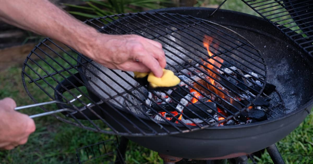 Comment bien nettoyer les grilles de son BBQ | Zeste