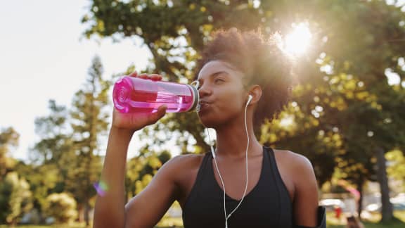 Ces 5 astuces vous aideront à boire plus d’eau en été
