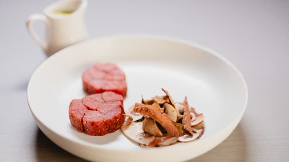 Mosaïque de bœuf, champignons deux façons, crème d’oignons à l’ail et aux herbes