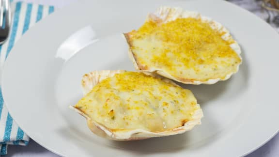 Coquilles Saint-Jacques avec sauce parisienne