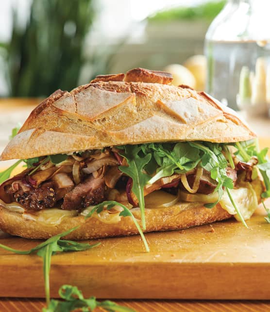 Sandwich d'automne au porc, au fromage Oka et aux pommes caramélisées