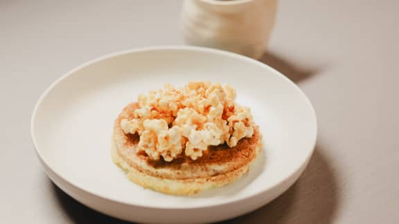 Gâteau au fromage, pop-corn au caramel et coulis de petits fruits