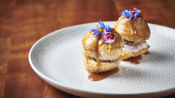 Petits choux farcis de crème glacée et de caramel à la fleur de sel