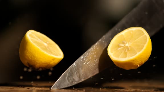 couper des oignons en pleurant